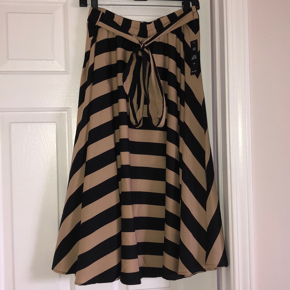 Elegant Waist Flowy Midi Skirt